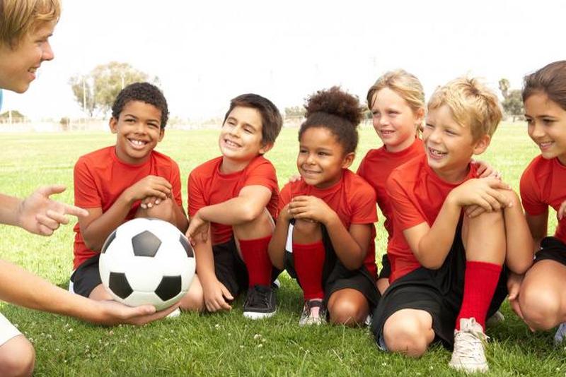 Вовлечение ребенка в спорт. Футбол дети. Спортивные дети. Детский спорт. Занятие спортом дети.