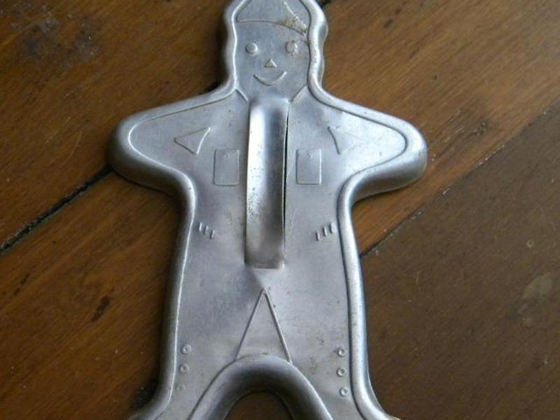 https://cf.ltkcdn.net/antiques/images/slide/144741-800x600r1-vintage-gingerbread-man.jpg