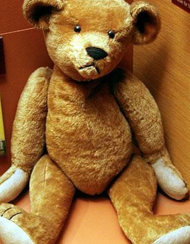 Мишка Тедди 1903 года производства Бенджамина Мичтона, сына основателя компании Ideal Toy Co.