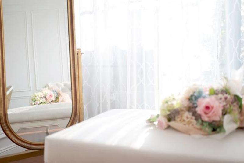 Оформление интерьера в классическом стиле и напольное зеркало.