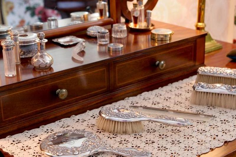 Косметические товары на старинном туалетном столике