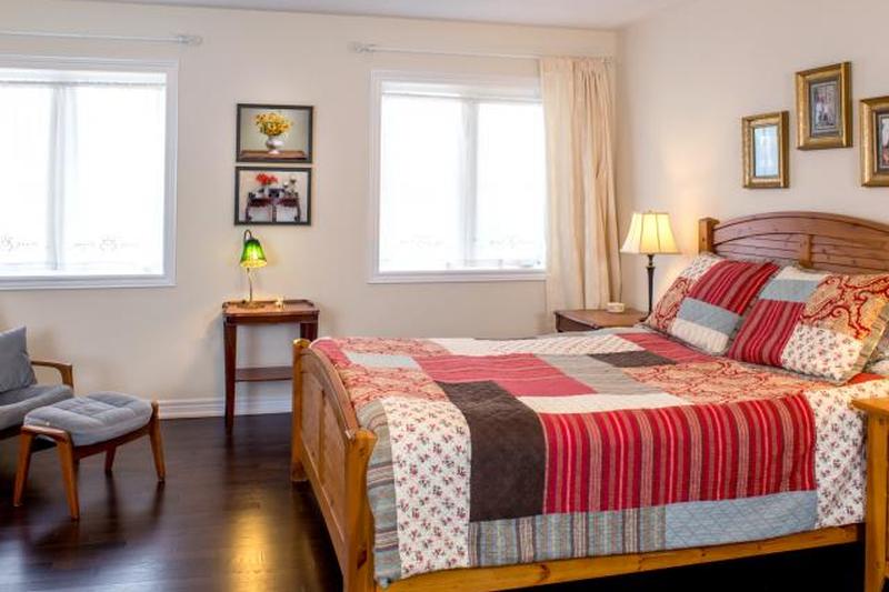 Новая спальня в стиле ретро с винтажным лоскутным одеялом