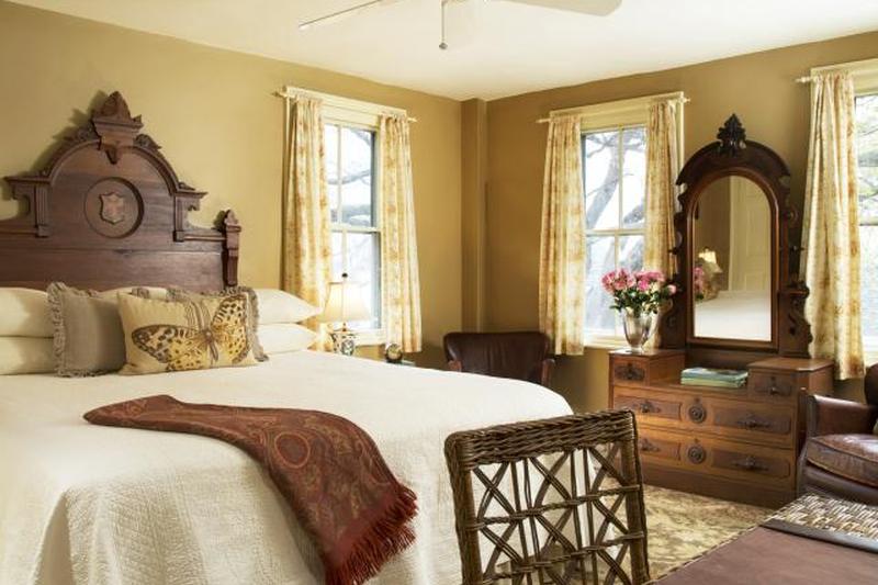 Главная спальня с традиционным декором 