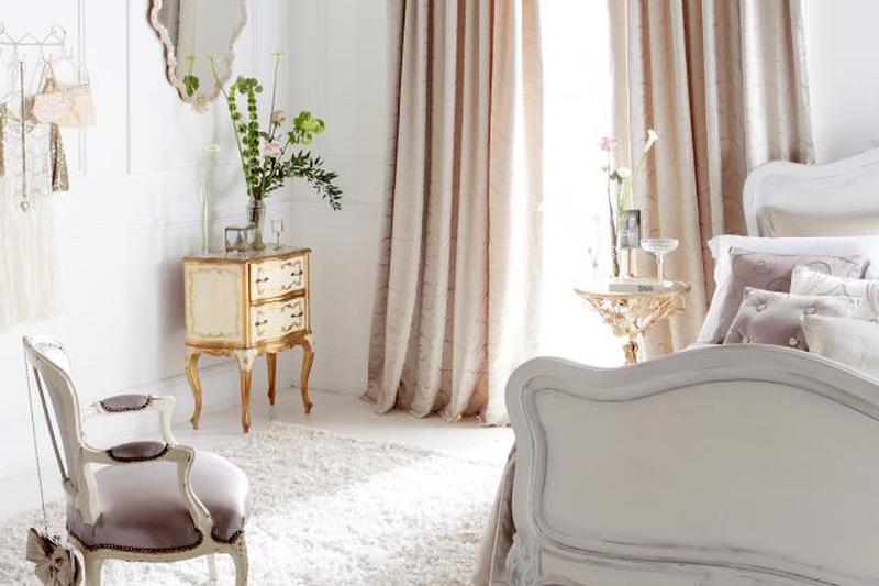 Современная спальня с небольшой яркой цветной мебелью.