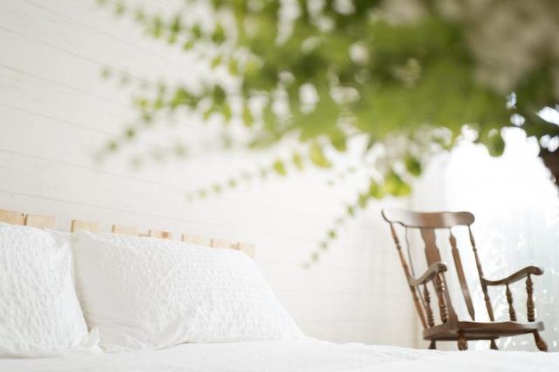 Внутренняя отделка, сельский стиль, кровать на палитре, кресло-качалка