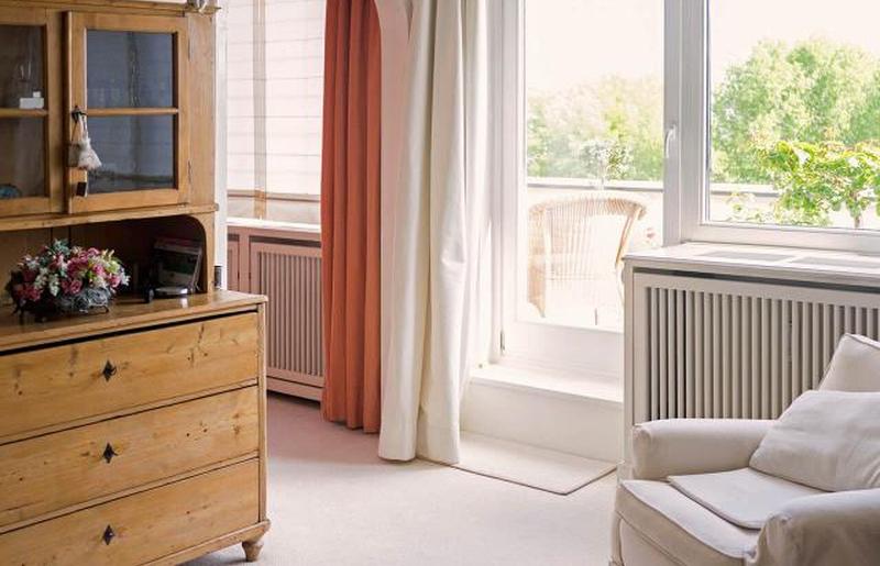 Гостиная со старым шкафом