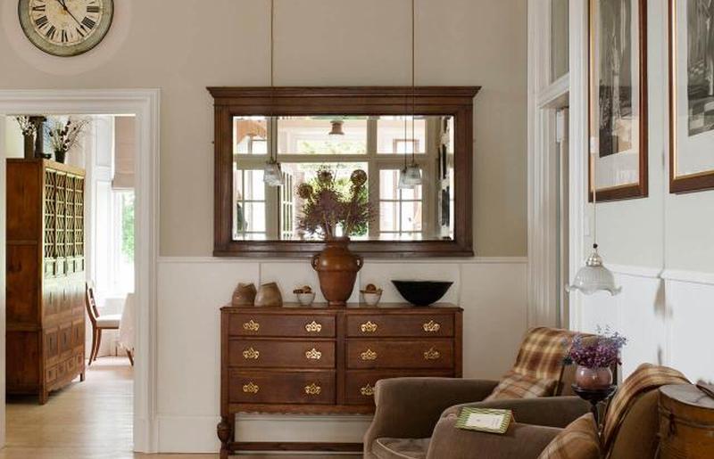 Старинное деревянное зеркало в прихожей