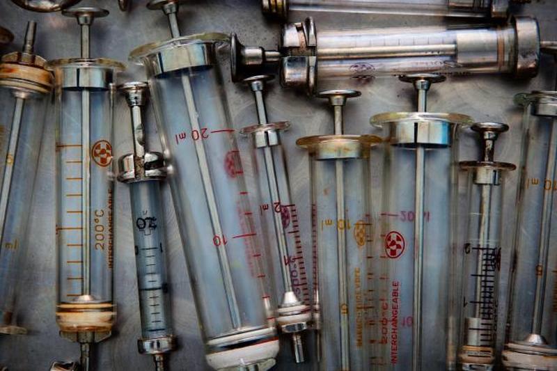 Винтажные металлические и стеклянные шприцы