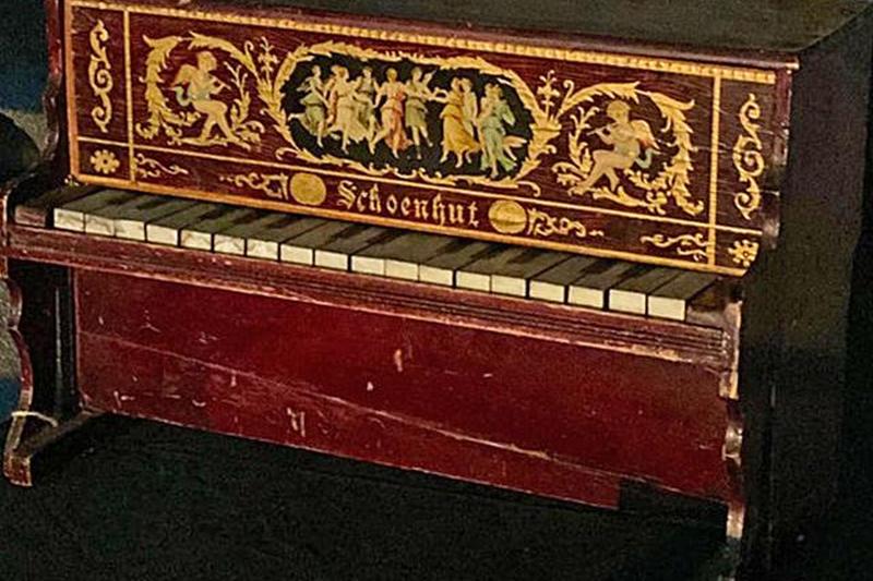 Старинное немецкое детское пианино SCHOENHUT с девушками-танцовщицами Старого Света Херувимы из антикварного магазина Gothic Rose Antiques Etsy Shop
