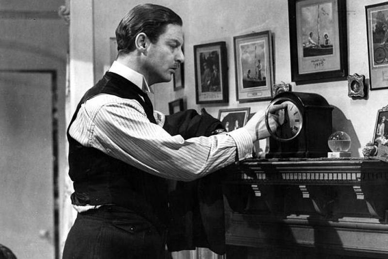 Роберт Донат корректирует время на часах на накидке