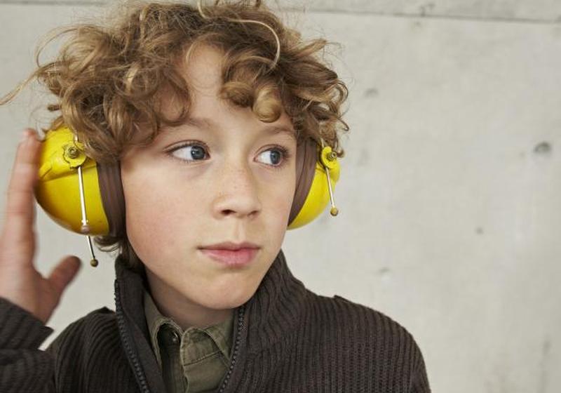 https://cf.ltkcdn.net/autism/images/slide/256704-850x595-12_boy_headphones.jpg