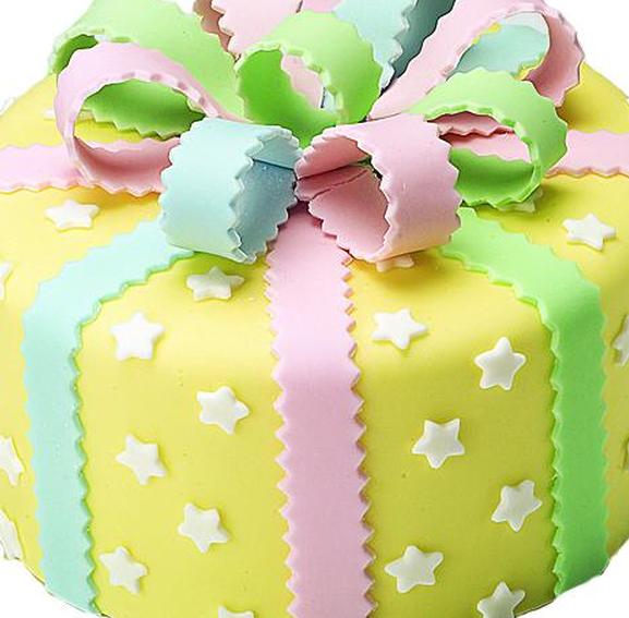 https://cf.ltkcdn.net/baby/images/slide/10054-577x567-take-a-bow-cake.jpg