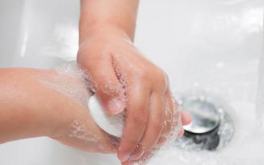 Ребенок, мытье рук с мылом