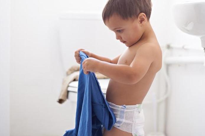 мальчик одевается в ванной