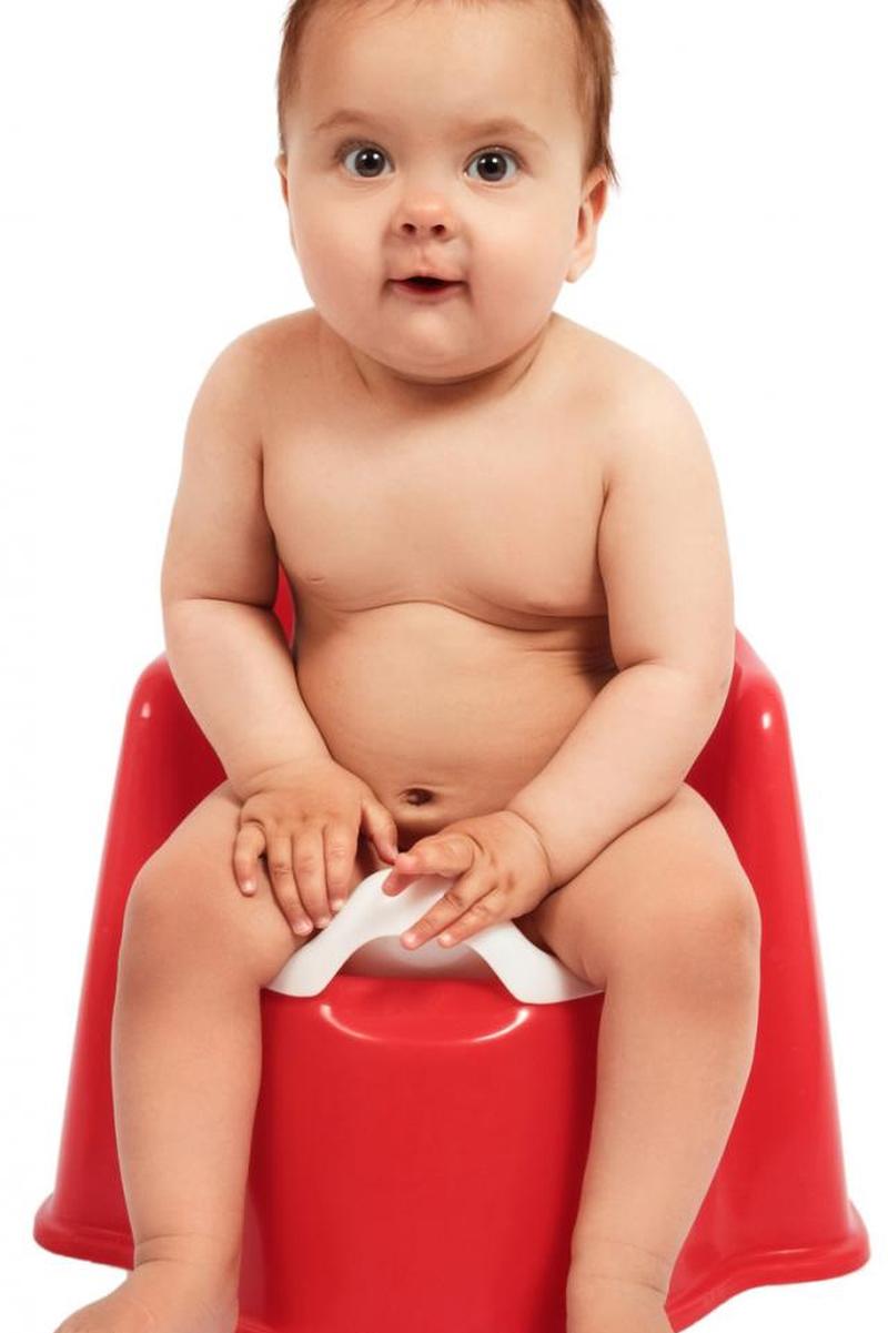 Малыш на горшке в туалете