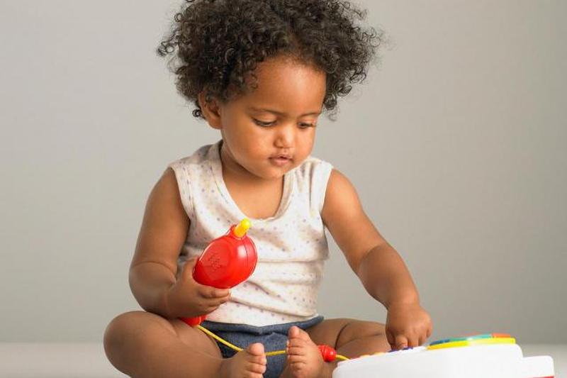 Ребенок играет с игрушечным телефоном