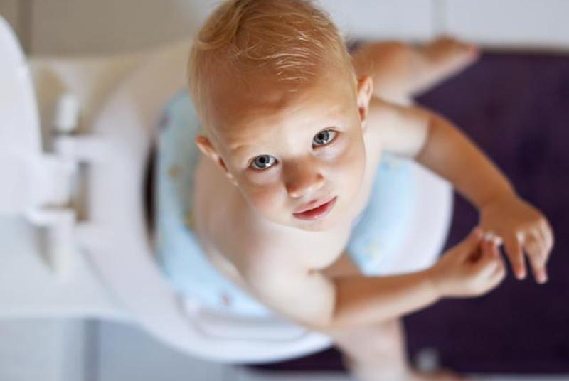 Мальчик учится пользоваться туалетом