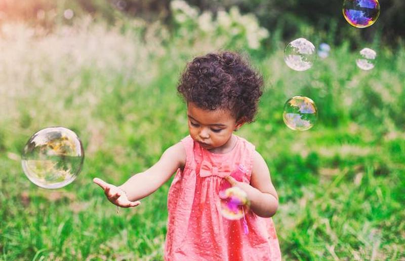 девочка играет в парке