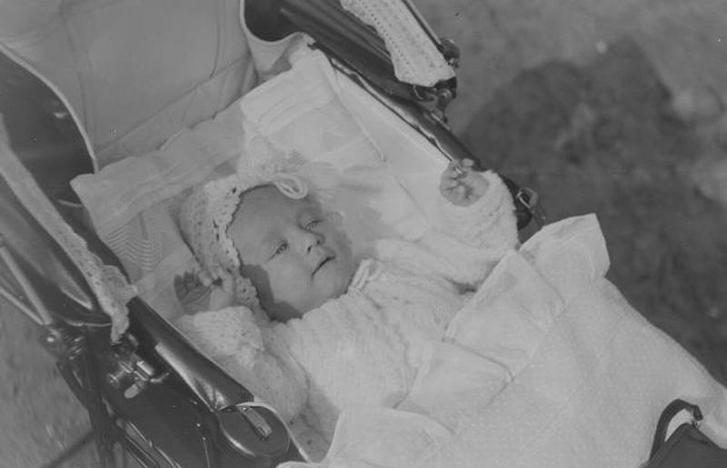 дремлет ребенок в коляске