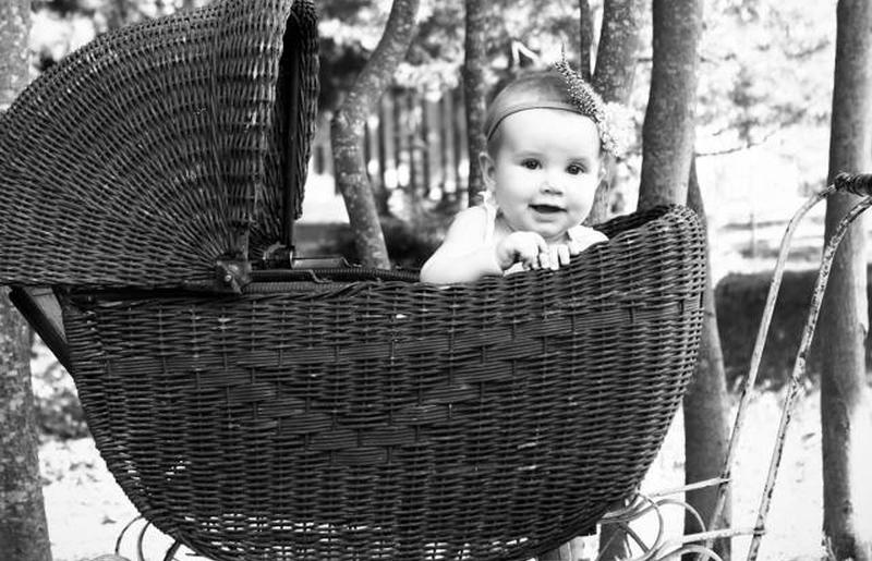 девочка в старинной коляске