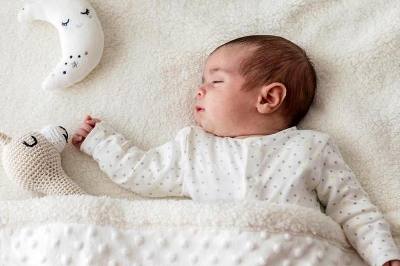 Мальчик в постели спит с луной 