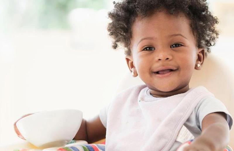 девочка ест хлопья из миски