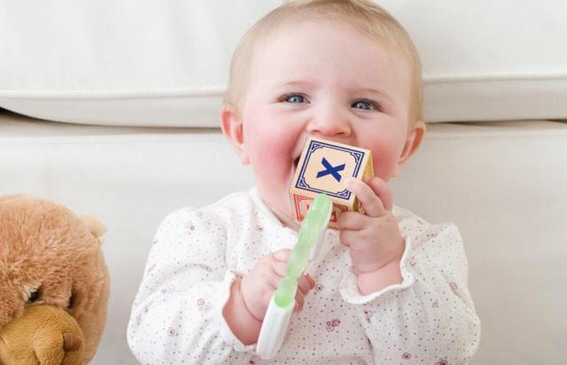 Ребенок играет с блоками алфавита