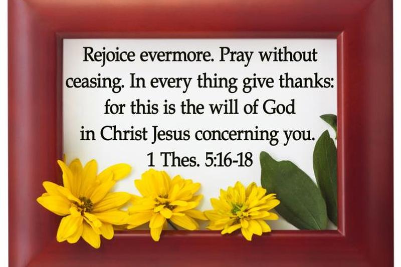 Цитата из Библии в деревянной рамке и желтый цветок