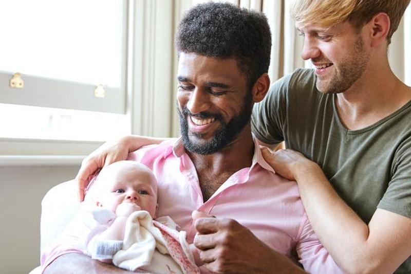 Влюбленная пара, обнимая ребенка и дочь