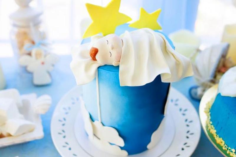 Торт украшен спящим новорожденным