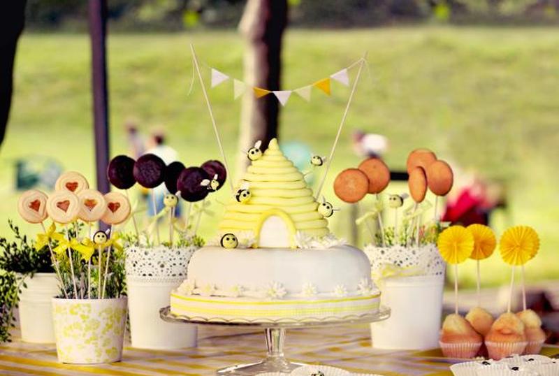 Торт в виде сот с летающими помадными пчелами и милыми желтыми флажками