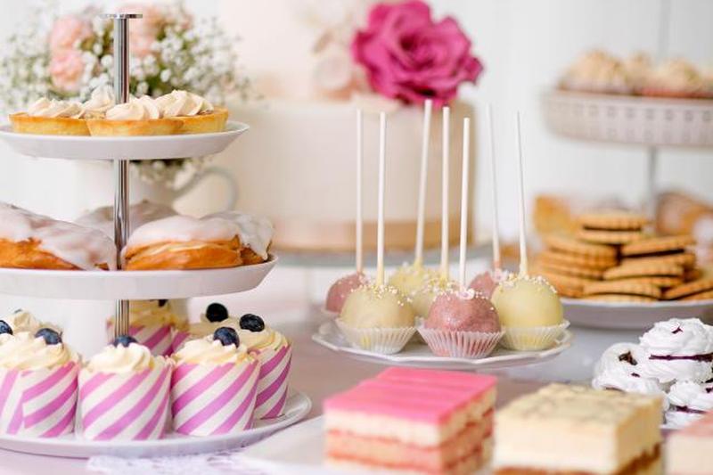 Стол с пирожными, кексами, печеньем и пирожными. 