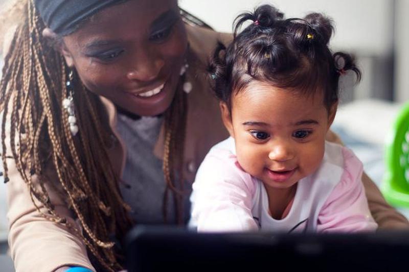 мать и дочка на компьютере