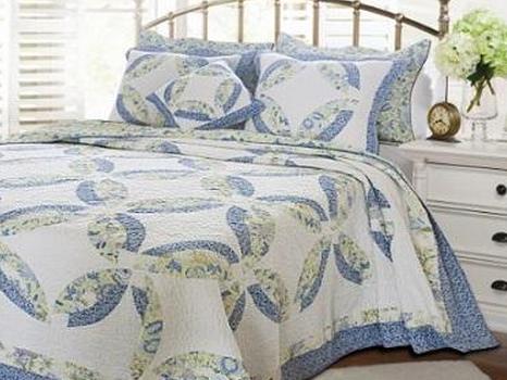 https://cf.ltkcdn.net/bedding/images/slide/177891-466x350-wedding-ring-quilt.jpg