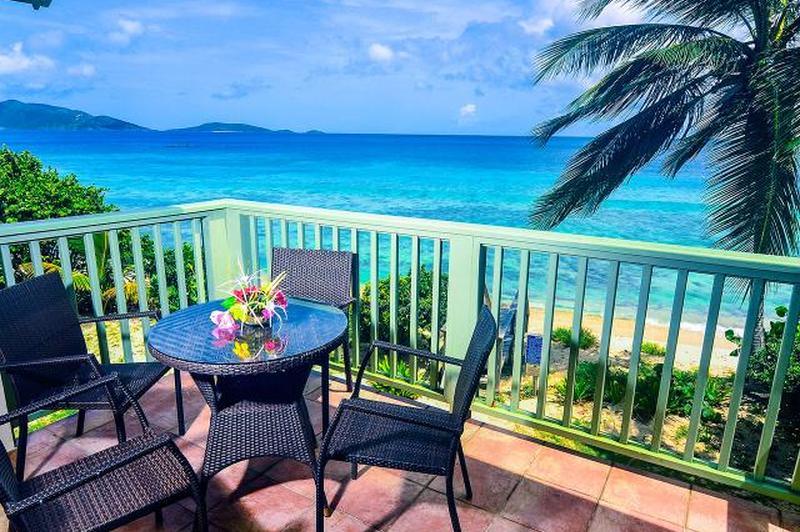 Вид с балкона на пляж Лонг-Бэй