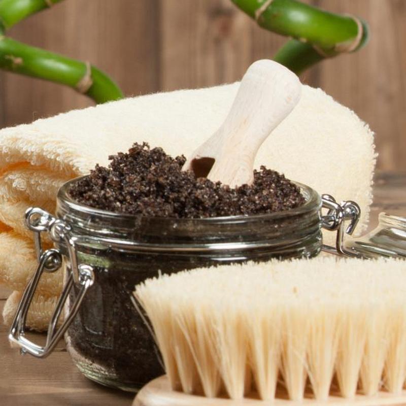 Самодельный кофейный скраб и сухая щетка