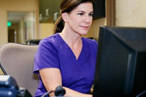 Медсестра, использующая компьютер