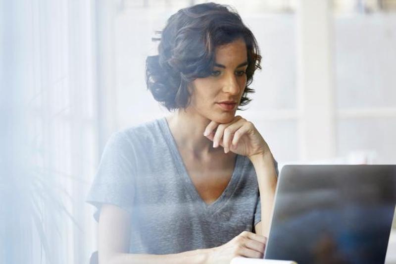 Деловая женщина, использующая ноутбук в офисе