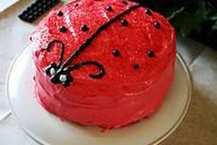 Красный торт божья коровка