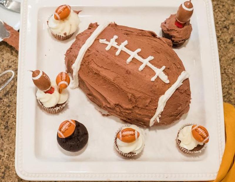 Торт в форме футбола