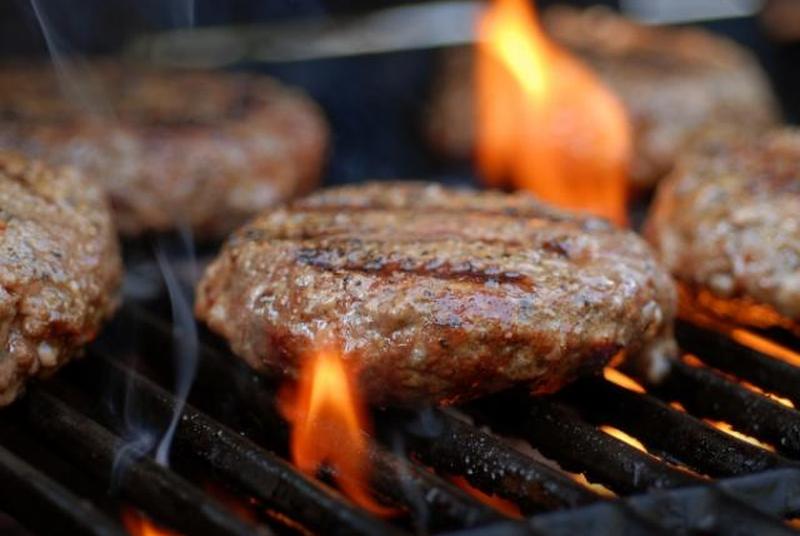 https://cf.ltkcdn.net/camping/images/slide/123258-847x567-grilled_burger.JPG