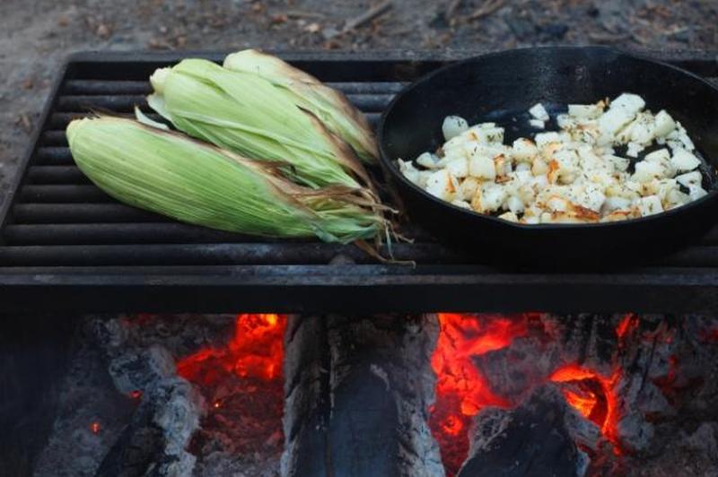 https://cf.ltkcdn.net/camping/images/slide/123264-849x565-corn_potatoes_campfire.JPG