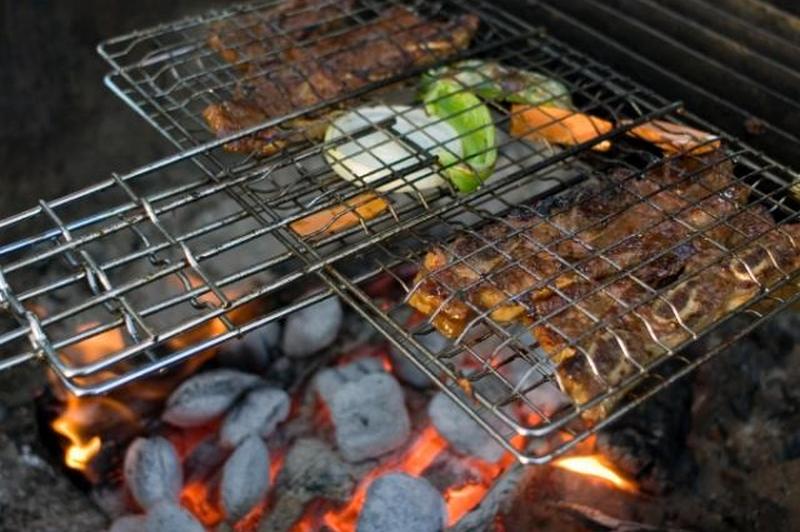 https://cf.ltkcdn.net/camping/images/slide/123272-850x565-campfire_grill_basket.JPG