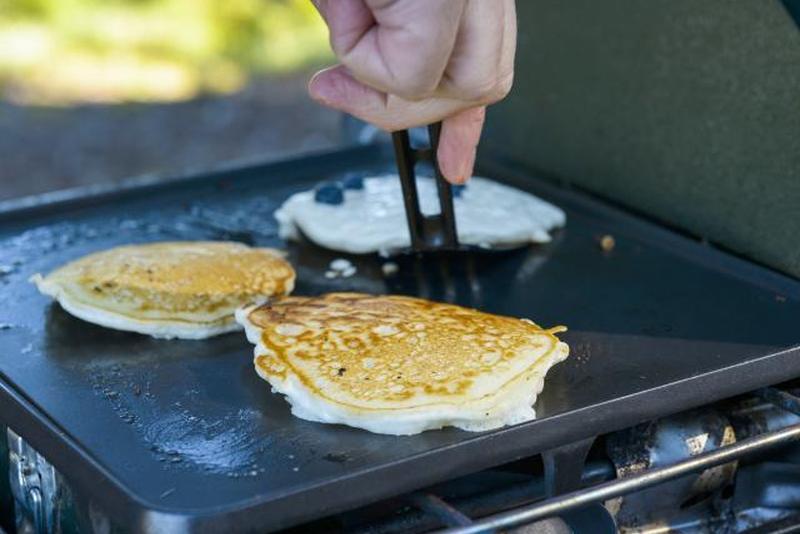 https://cf.ltkcdn.net/camping/images/slide/276846-850x567-old-fashion-pancakes.jpg