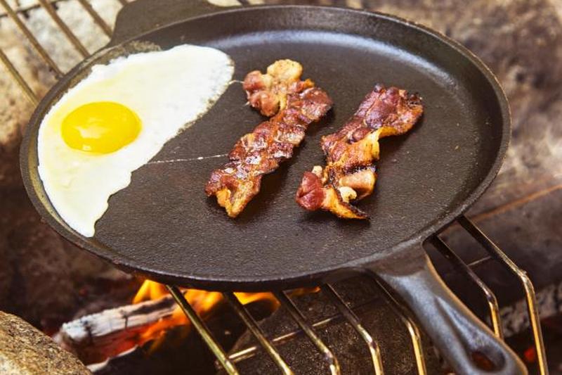 https://cf.ltkcdn.net/camping/images/slide/276847-850x567-egg-and-bacon.jpg