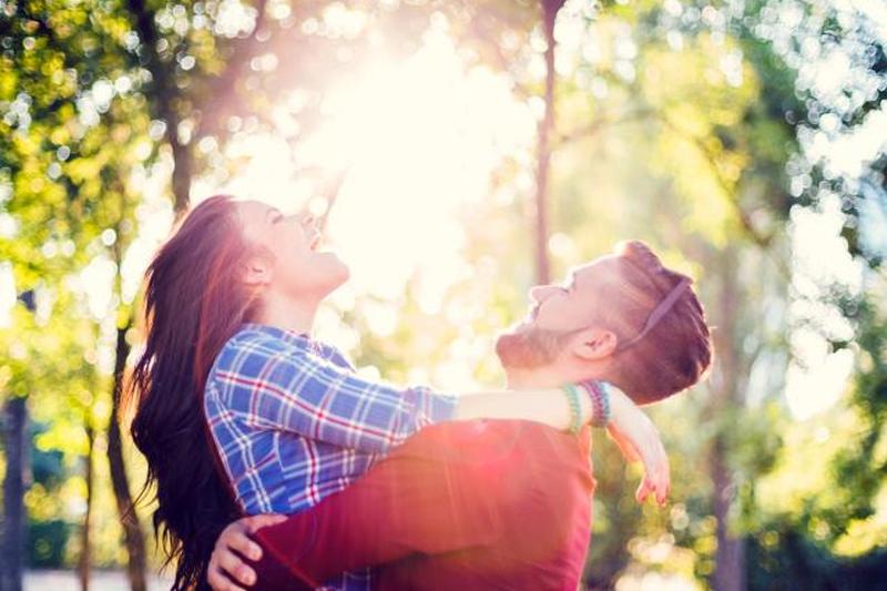 Радостная молодая пара в городском парке