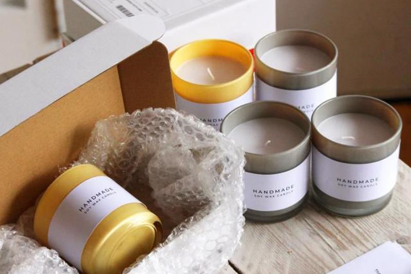 Небольшой бизнес по изготовлению / изготовлению свечей для дома, основанный на заказах клиентов и посылках в одном кадре.
