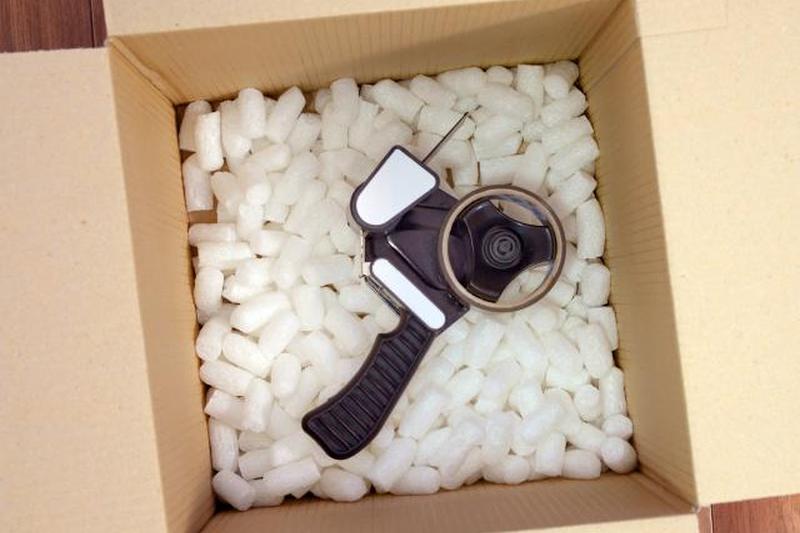 Картонная коробка с арахисом для отправки