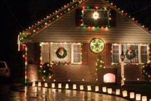 двор украшен на Рождество