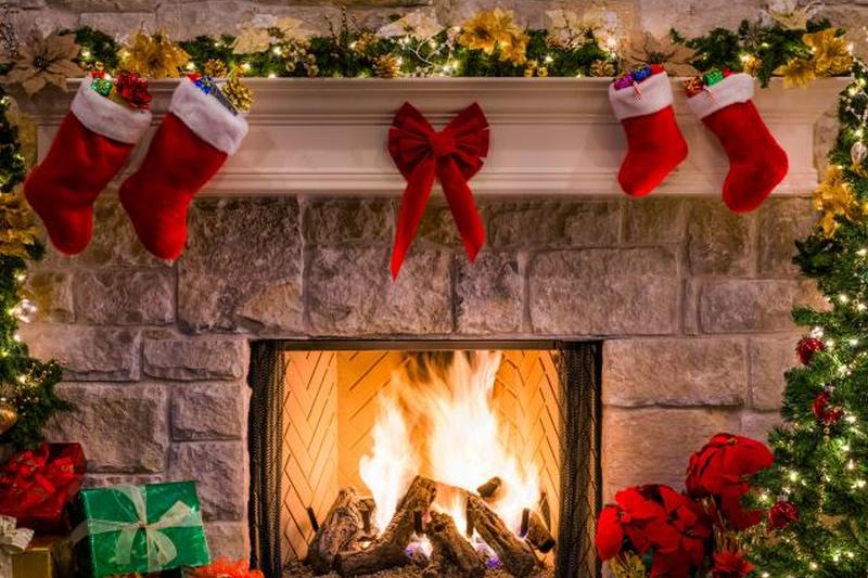 Рождественская елка и чулки над камином